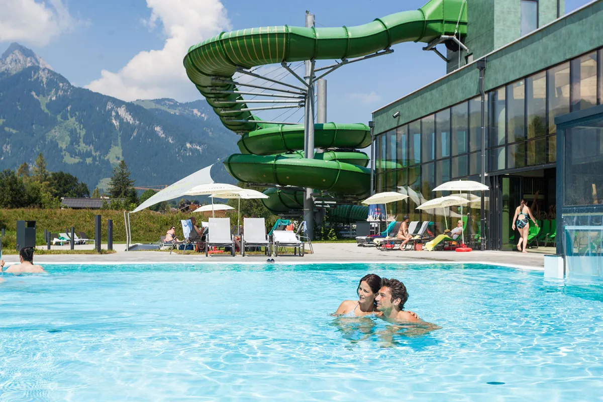 Sole-Außenbecken in der Alpentherme Ehrenberg