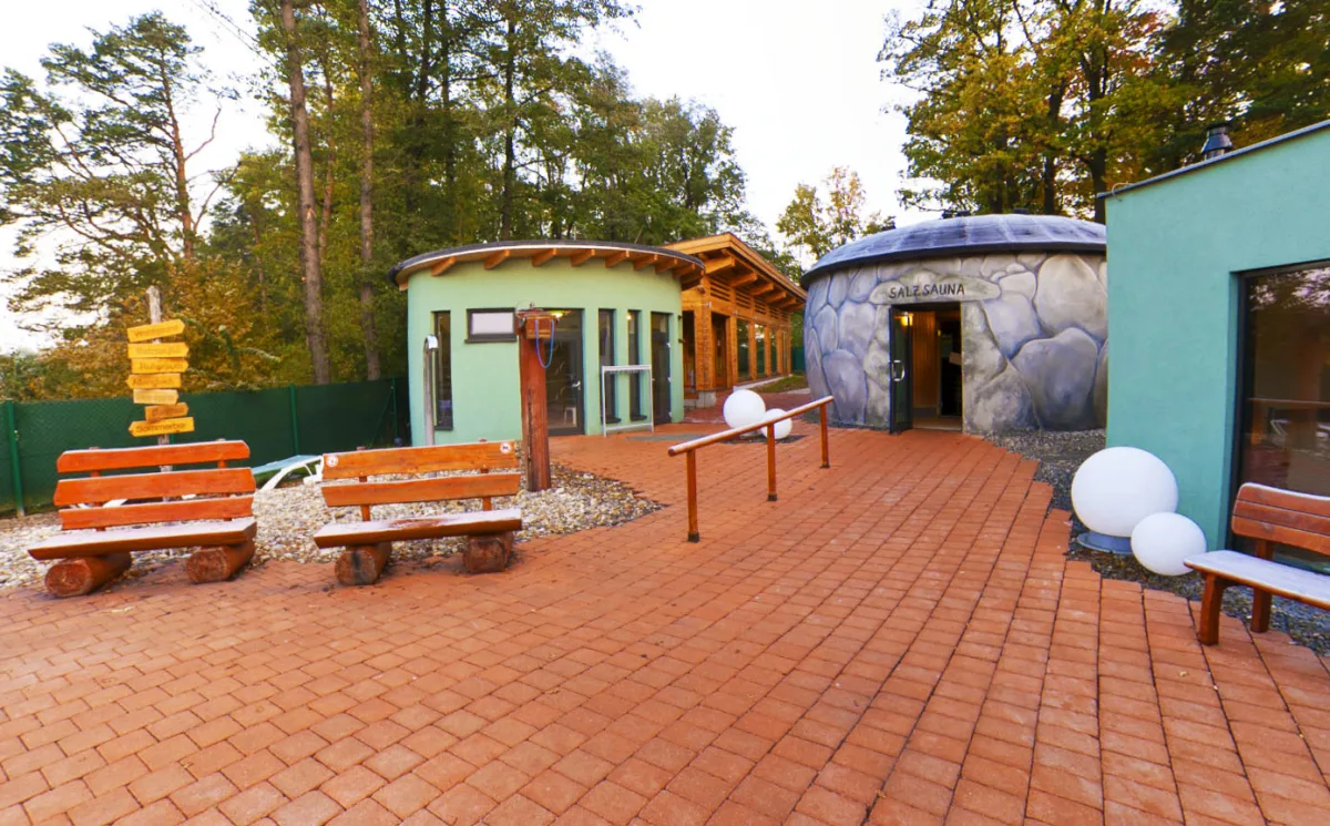 Sauna-Außenbereich im Sole-Felsen-Bad Gmünd