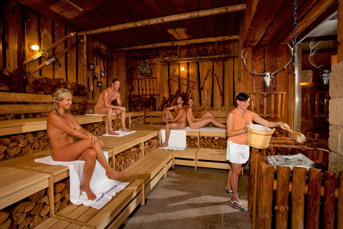 Aufguss im Alpenstadl in der Saunalandschaft Erding